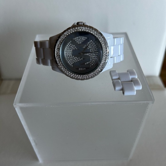 Oversized Women’s Michael Kors Madison Watch - Picture 3 of 3